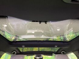 【ガラスルーフ】ガラスルーフ搭載で車内の解放感が一気にアップ！開放的なドライブをお楽しみいただけます。
