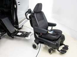 脱着可能となっており、介護用車いすとしてご利用いただけます。ゆったりとした座り心地と、介助ブレーキ付で、操作も安心して行えます。