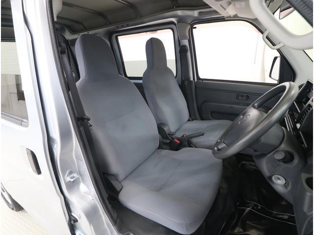 ■運転席シートです。座り心地を高めた座面構造となっておりますので、近場へのちょっとした移動やロングドライブ時など、どんな時でも快適なドライビングを楽しんでいただく事が可能です。