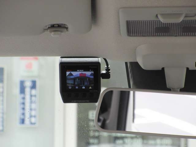 ドライブレコーダー☆いくら安全運転をしていても、事故に巻き込まれることもあります。万が一のときに証拠として使えるドライブレコーダー純正オプションで4万円ほどかかるものが付いています！