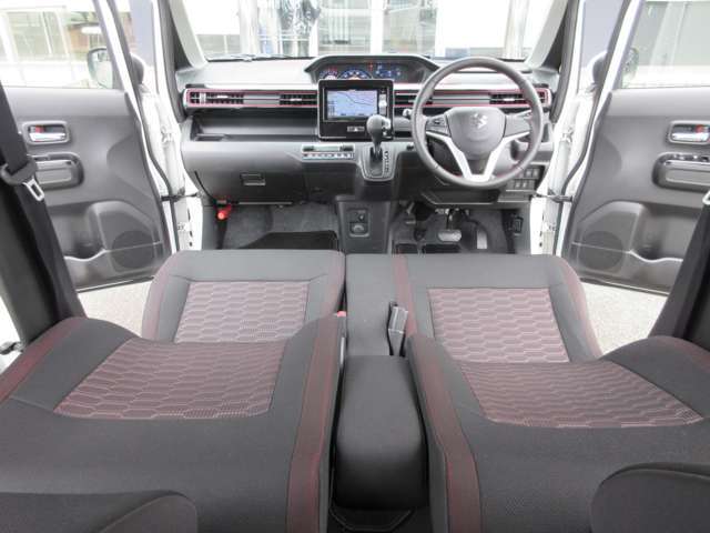 すっきりした運転席周りにはナビやエアコンの操作パネルを設置しておりますので、お一人での運転でもご安心できます。