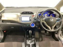 車内のインパネ周りはスタイリッシュなデザインです。グローブボックスやカップホルダーのほかにトレーなどたくさんの収納スペースが付いています。