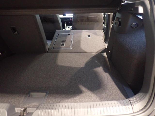 リヤシートを倒せば長さのあるお荷物も楽々！！