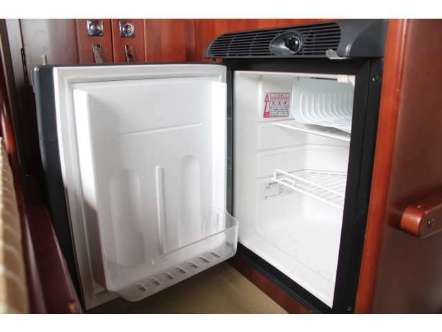 40L冷蔵庫です！いつでも冷たい飲み物をお飲みいただけますよ♪12Vサブバッテリーより電力供給しています。
