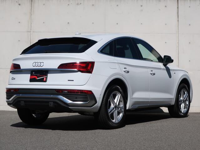 Audiが指定する独自の条件を全て満たした車だけが、認定資格を持つテクニシャンの手による100項目にも及ぶ点検・整備のプロセスを受け、お客様のもとへ届けられます。