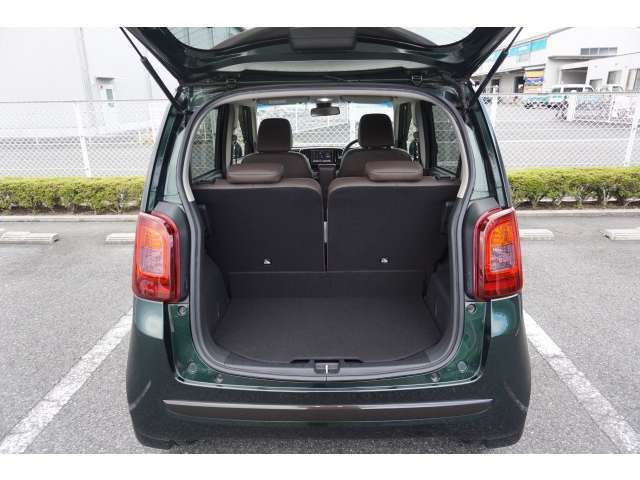 後席の背もたれはバタンと前に倒せます。大きな荷物も積める広々空間になりますよ！