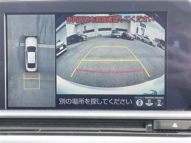 【パノラミックビューモニター】クルマを真上から見下ろした視点で駐車をサポートします！クルマの斜め後ろや真横など、いち早く障害物に気が付くことができます。