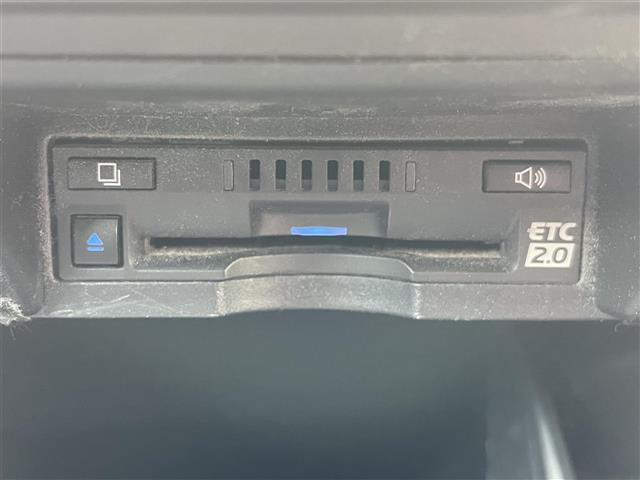 【ETC2.0（DSRC/ITSスポット）】ETCカードを挿入すれば料金所はノンストップで通過できます。ETC限定の割引や、高速道路の情報提供サービスを利用できます。