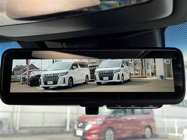 【デジタルインナーミラー】車両後方カメラの映像をルームミラーに映すことが出来ます。 そのため、後席に人や荷物があって後方が見えづらい場合でもしっかり視界を確保することが出来ます。