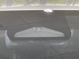 【プリクラッシュセーフティ】前方の車両等を検知し、衝突しそうな時は警報で注意を促し、ブレーキを踏む力をサポート。ブレーキを踏めなかった場合は衝突被害軽減ブレーキが作動、衝突回避をサポートします。