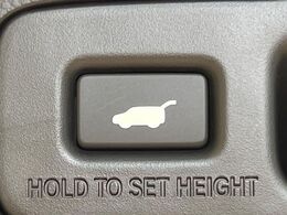 【パワーバックドア】スマートキーや運転席のボタンを押すだけでリアゲートが自動で開閉します！荷物を持っている時や、高い位置にあるバックドアを閉める際に便利な機能です♪