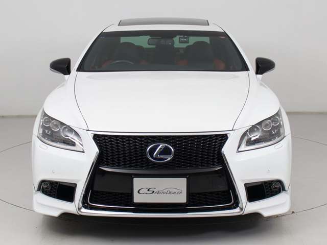 禁煙車です！室内は嫌なニオイも無く、すごく綺麗な状態です！禁煙車・・特にセダンタイプのお車では少ないですよね！！タバコのニオイが苦手なお客様必見です！快適にご乗車頂けます！！