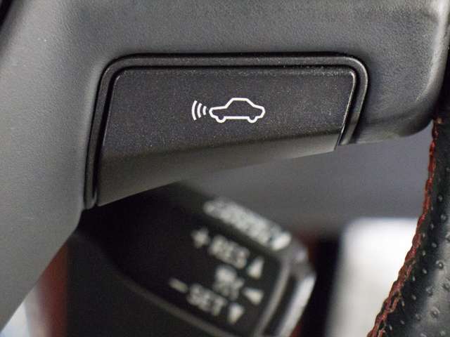 衝突回避支援型プリクラッシュセーフティシステム　前方に出現した障害物に対し警報を発し、ドライバーに警告。同時にブレーキアシストにより衝突回避と速度を軽減します。