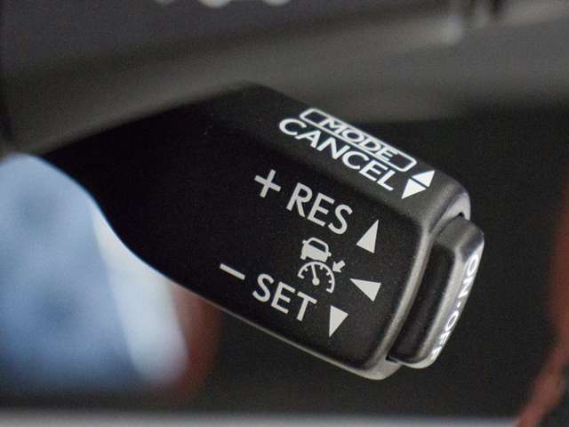 レーダークルーズコントロール　　ミリ波レーダーと単眼カメラで先行車を認識し、車速に応じた車間距離を保ちながら追従走行を支援します。