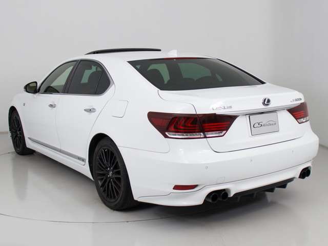 4本出しマフラー装着！！スポーティーさを演出いたします！