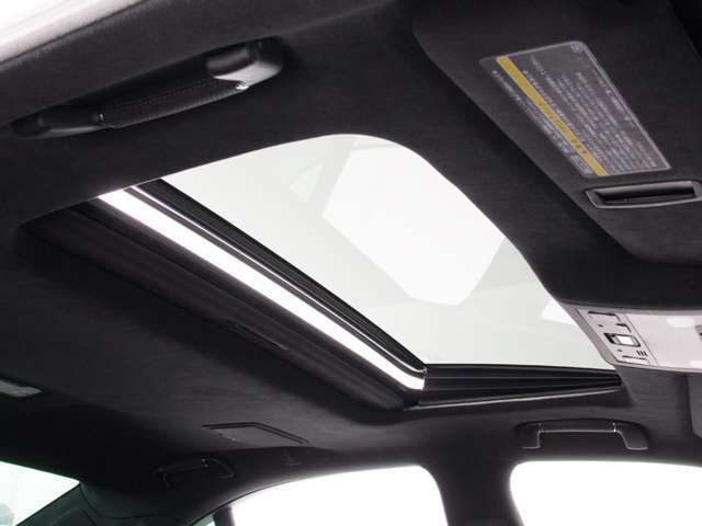 ★人気装備のサンルーフ！様々なドライブシーンで活躍してくれます！！開放感ある車内空間は気持ちがいいですよ！