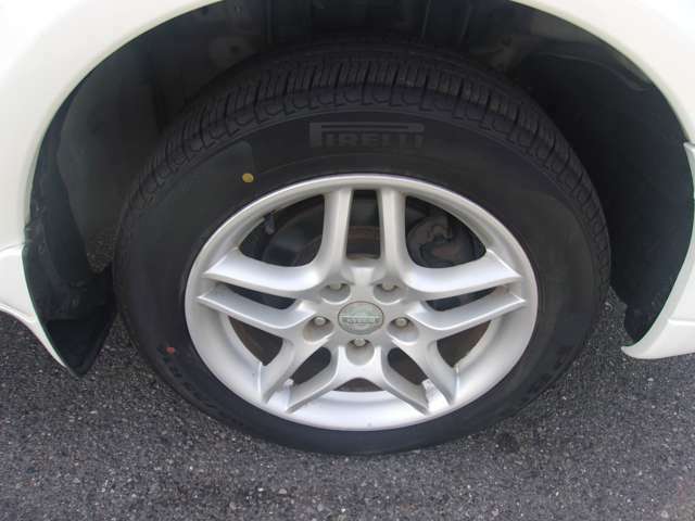 フロントのタイヤと純正ホイールです。ホイールは4本共に目立つような傷も無く良好な状態です。タイヤの残り溝も有り、まだまだご使用して頂けます！