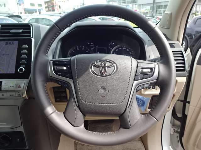 スッキリとした運転席周りで運転のしやすい1台です