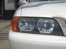 走行少なくクスミ汚れのほぼ無い綺麗なヘッドライトレンズです。レンズ面がピカピカで気持ち良いです。