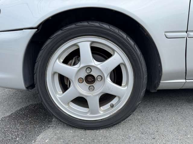 【アルミホイール】デザイン性が大事ですが、スチールホイルに比べアルミは軽量ですので、燃費や走りにも影響します。