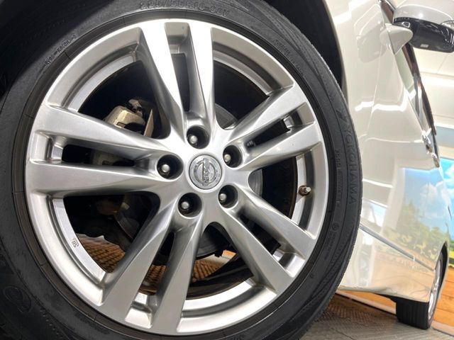【純正18インチアルミホイール】外観にマッチした純正アルミホイールを装着しております。各種社外アルミホイールや、スタッドレスタイヤも取扱いしております。是非ご相談ください♪