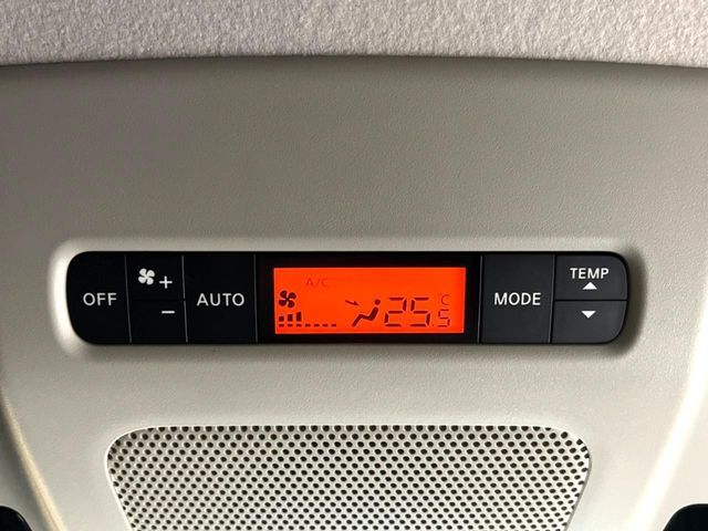 【リアオートエアコン】広い後部座席には必須の機能！風量や温度を自動で調整し前席と同様な車内環境にしてくれるリアオートエアコンを装備。夏の暑さも冬の寒さもストレスなく快適にお過ごしいただけます♪