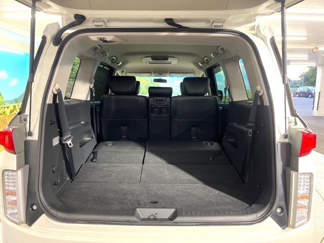 後席を格納すると、これだけの広さが！シーンに合わせたシートアレンジで、大きな荷物も積むことが出来ます♪