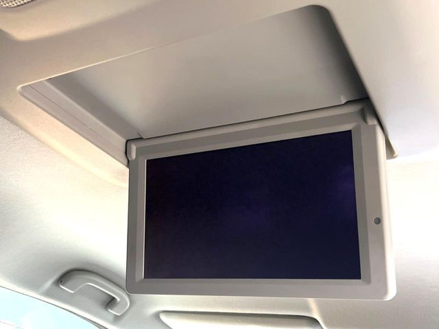 【後席モニター】家族や友人とお出かけする機会が多い方に大人気の後席モニターを装備！見やすい位置に画面がありテレビやDVDの視聴も快適！友達もお子様も、後席にしか乗らなくなるかも？？