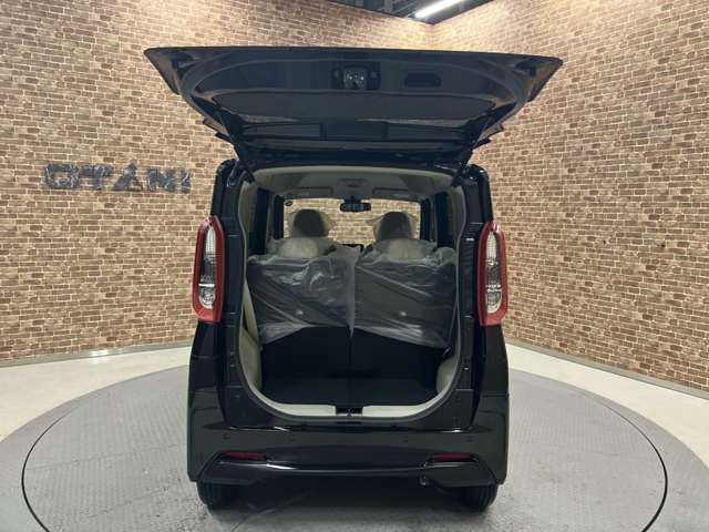 ■充実のアフターサービス■　車の販売はもちろん、自社整備工場・自社鈑金工場・オイル交換＆点検専門店舗を完備しておりますので納車後もお客様のカーライフをトータルでサポートいたします。