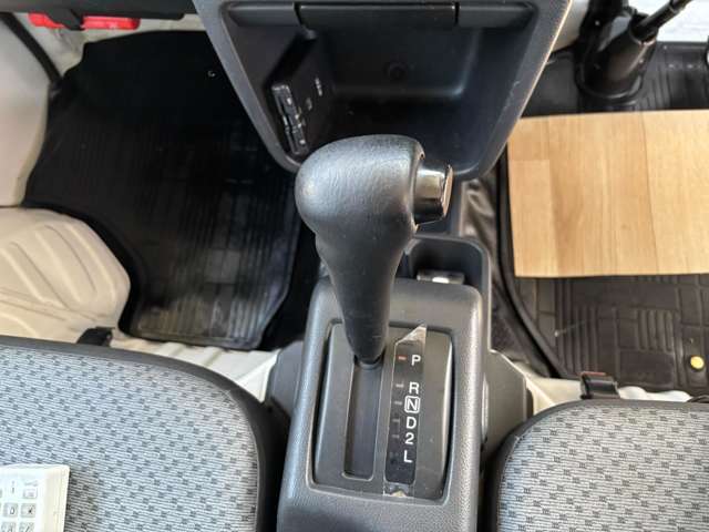 AT車なので女性でも安心して運転ができます！後ろが見にくくなりますのでバックモニターをおススメしております！気になる点などありましたら何なりとご相談ください！ご連絡お待ちしております