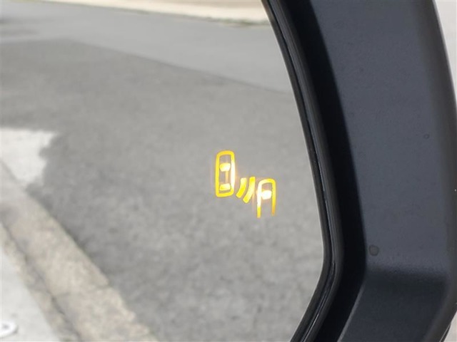 {ブラインドスポットモニター｝隣の車線を走る車両をレーダーで検知し、ドアミラーに搭載されたLEDインジケーターが点灯し注意を喚起してくれます。