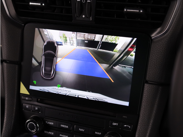 バックカメラが、後方の視界を鮮明に表示。駐車時や狭いスペースでの操作をサポートし、安全性と安心感を向上させます。