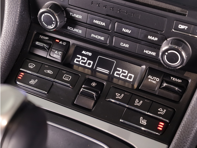 3段階に調節可能なシートヒーター搭載です。冬の車内も快適にお過ごし頂けます。