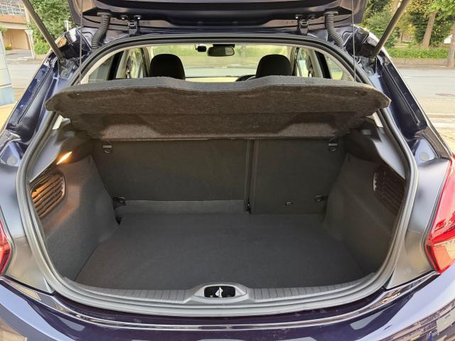 広々としたラゲッジルームは同クラスの車種の中でも広めに確保されており、荷物も余裕をもって積むことができます。
