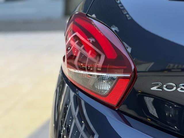 テールランプはライオンの爪あとをイメージさせるデザインです。LEDのコンビネーションランプで、おしゃれさを演出いたします。