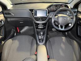 視認性の良いインパネ周り　シンプルで使い勝手も良いです。