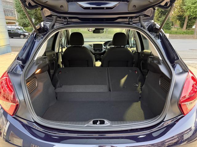 長いお荷物等お積みになる際は、リアシートを倒していただければ、ラゲッジルームの容量はさらに広がります。