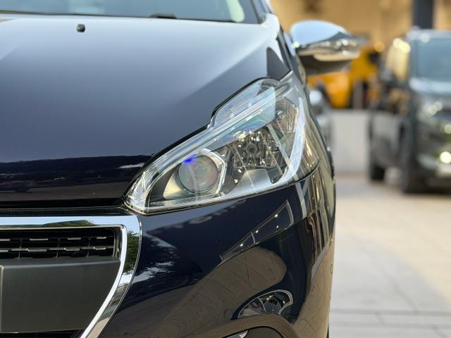 LEDのポジションランプが装備されております。デイライトとしての機能もあり、おしゃれなエクステリアが魅力です。