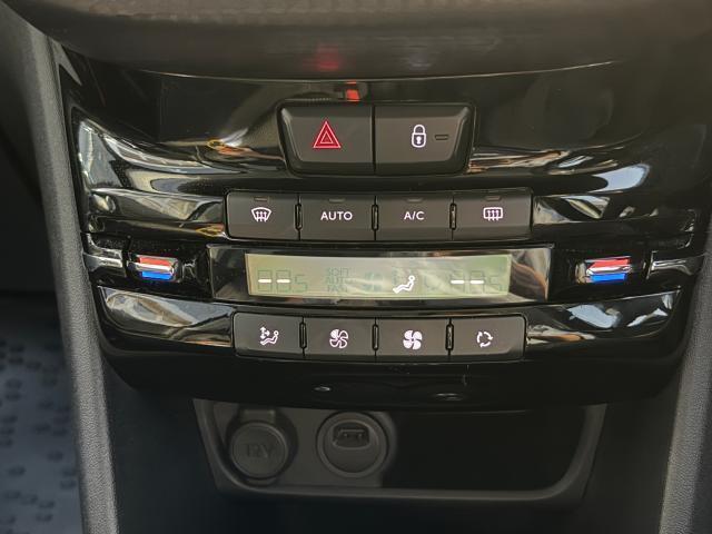 左右独立温度調整式オートエアコンです。助手席側、運転席側それぞれで温度調整が可能ですので、快適な居住空間を生み出します