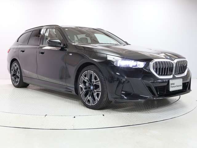 4灯ライト、キドニーグリルそしてエンブレムと、BMWの伝統を現代に引き継いでなお、新しく雄々しいフェイスですね☆