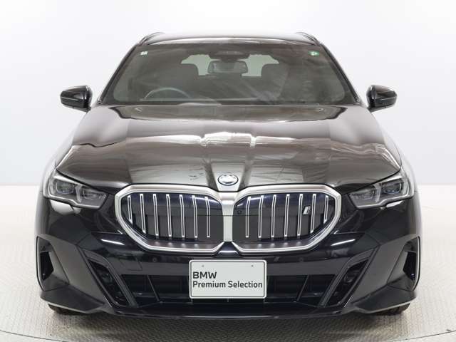 ♪BMWの代名詞といえるキドニー・グリル、一目でそれと分かる精悍な顔立ち。ホフマイスターキンクやキャラクターラインと呼ばれる側面デザインにより前傾姿勢を強調したスタイルは、走りを重視したBMWならでは