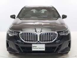 ♪BMWの代名詞といえるキドニー・グリル、一目でそれと分かる精悍な顔立ち。ホフマイスターキンクやキャラクターラインと呼ばれる側面デザインにより前傾姿勢を強調したスタイルは、走りを重視したBMWならでは