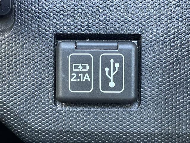 【　USB端子　】USB接続もついていますので携帯などの電子機器の充電にも使えて便利です♪