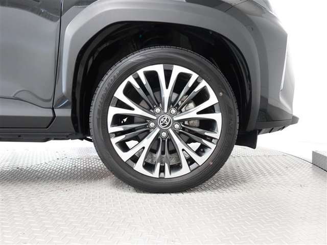 アルミホイールを装備、タイヤサイズは215/50R18です。