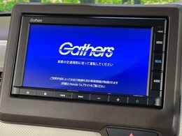 【純正ナビ】人気の純正ナビを装備しております。ナビの使いやすさはもちろん、オーディオ機能も充実！キャンプや旅行はもちろん、通勤や買い物など普段のドライブも楽しくなるはず♪