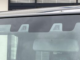 【スズキ　セーフティサポート】走行中に前方の車両等を認識し、衝突しそうな時は警報とブレーキで衝突回避と被害軽減をアシスト。より安全にドライブをお楽しみいただけます。