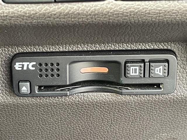 【ETC】有料道路を利用する際に料金所で停止することなく通過できる、ETC車載器（ノンストップ自動料金収受システム機器）が装備されています。セットアップを行うことで利用可能になります。