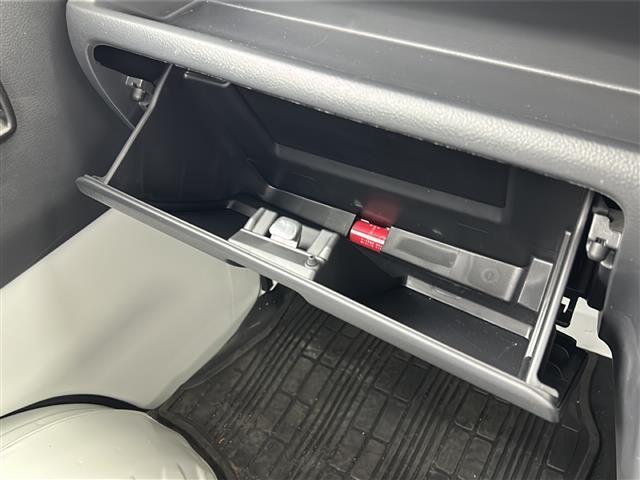 【グローブボックス】車検証ケースや、日頃使う小物類の収納に便利ですね！