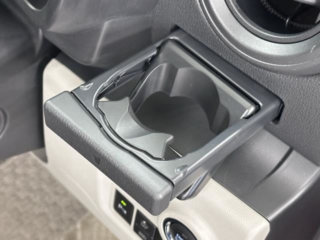 便利なカップホルダーを装備しています。　缶ジュースを開けて運転していると振動で倒れないかヒヤヒヤ、意外と置き場に困るもの。　意外に重要な装備ですね。