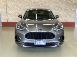 こだわりの質感が細部を際立て、フォルムを美しく魅せるグレー。